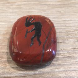 Rode Jaspis - Talismansteen - Kokopelli = God van Vreugde & Vruchtbaarheid