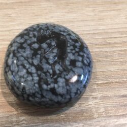 Sneeuwvlok Obsidiaan - Talismansteen - Kokopelli = God van Vreugde & Vruchtbaarheid