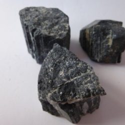 Toermalijn Zwart ruw: ± 2,5x2x2 cm PER STUK