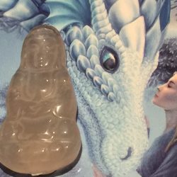 Rozenkwarts (licht) – Ingewijd Kwan Yin zak-kristal: 3,5×2 cm