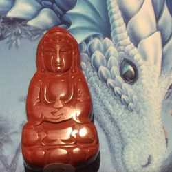 Rode Jaspis – Ingewijd Kwan Yin zak-kristal: 3,5×2 cm