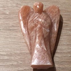 RoSophia (Roze Maansteen) engel: 5x2.5 cm (hxb) - gewijd aan Maria Magdalena & Sophia - uit Rocky Mountains