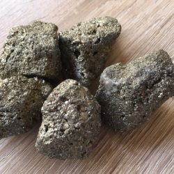 Pyriet ruw: ± 4x4x2 cm & 60-70 gr per stuk - Beschermende healingsteen