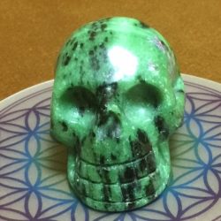 Zoïsiet Robijn Skull 1: 5.5x3.7x3.6 cm