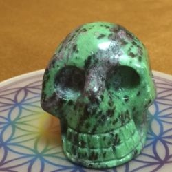 Zoïsiet Robijn Skull 7