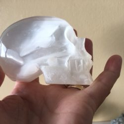 Seleniet wit Alien Skull 30 - Met Wit Zilver-Gouden Moeder Maria frequentie = 8.2 x  3.9 x 5.3 cm