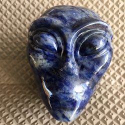 Sodaliet Alien Skull L 2 = 7x5.5x7.5 cm