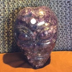 Amethist in kunsthars Alien 3 = 8 x 7.5 x 10.2 cm