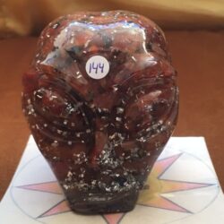 Carneool + Aluminium + IJzer : Orgonite Alien Skull 9 = 6.5 x 5.8 x 7.5 cm