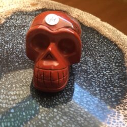 Rode Jaspis Skull 10 - Verbonden aan Feeërieke Elfenwereld op Moeder Aarde = 3.9 x 2.7 x 2.9 cm