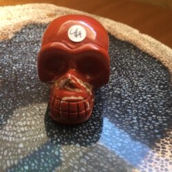 Rode Jaspis Skull 13 - Verbonden aan Feeërieke Elfenwereld op Moeder Aarde = 3.9 x 2.7 x 2.9 cm