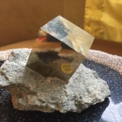 Pyriet ruw zoals het van oorsprong 'groeit': 8.7x5.7x6 cm (lxbch) - 312 gr - Bijzonder pronkstukje