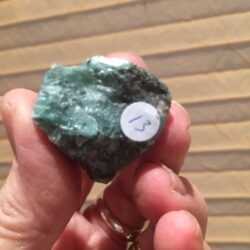 Smaragd ruw: ± 3cm (lxbxh)