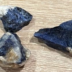 Sodaliet ruw: 3,5 cm en ± 25 gram - Siriaans Kristal