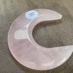 Rozenkwarts Maan Sikkel: 4x4.5x1.2 cm (bxhxd) - 38 gr - geïnitieerd door Moeder Maan, Plejaden & Venus