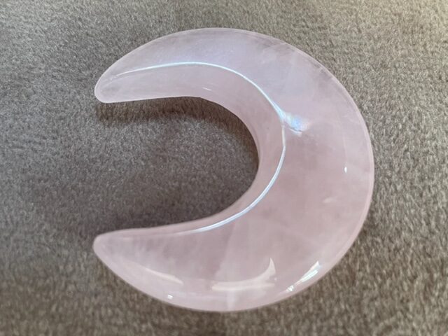 Rozenkwarts Maan Sikkel: 4x4.5x1.2 cm (bxhxd) - 38 gr - geïnitieerd door Moeder Maan, Plejaden & Venus - Afbeelding 2