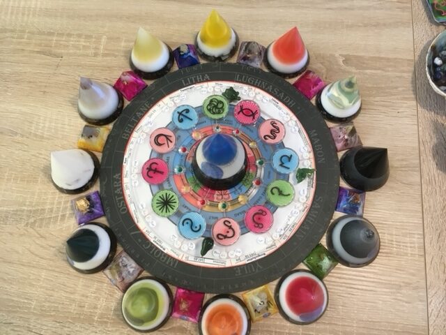 13 Soulfeggio Klank Piramide JAARCIRKEL ORGAAN-MERIDIAAN: INCL. 12 LeMUria Sound Healing MP3'S