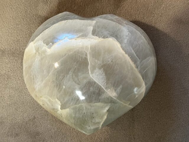 Maansteen Groen HART: 4x8x7.5 cm (dxbxl) - 534 gr - geïnitieerd door Groene Tara