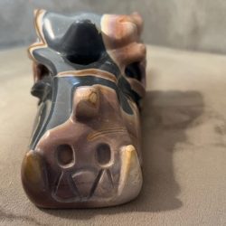 Jaspis Polychroom - Uluru Moederdrakin XL 7 (14x9.5x7.5 cm - 1247 gr): ZE VERTEGENWOORDIGT HET OER GEHEUGEN VAN DE LEMURIA  STAMOUDSTEN