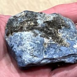 Sodaliet ruw: 6.5 x 4,5 x 2,5 cm en 85 gram - Siriaans Kristal