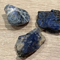 Sodaliet ruw  +/- 40 gram en 5 cm - Siriaans Kristal