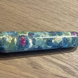 Robijn in Fuchsiet + Apetiet: Meridianen Healing Stick 2: 7x2 (lxd) - 40 gr. - Bevat Moeder Maria Formules en Codes