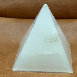 Piramide Wit Seleniet in Kunsthars gegoten 1
