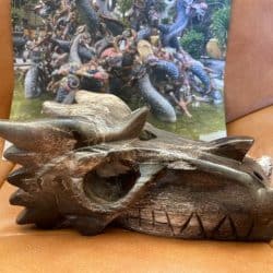 Versteend Hout - Uluru Moederdrakin XL 21 (16.5x10.5x8 cm - 1525 gr: ZE VERTEGENWOORDIGT HET OER GEHEUGEN VAN DE LEMURIA  STAMOUDSTEN