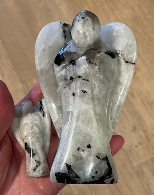 Maansteen (Regenboog) met zwarte Toermalijn - Engel 3: 5,7 x 3,3 x 1,5 cm - LeMUria Moedergodin - werkt kalmerend - Afbeelding 3