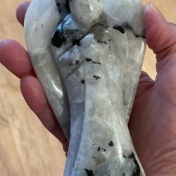 Maansteen (Regenboog) met zwarte Toermalijn - Engel 2L: 12 x 7 x 3,5 cm - LeMUria Moedergodin - werkt kalmerend