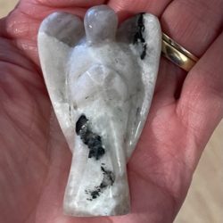 Maansteen (Regenboog) met zwarte Toermalijn - Engel 3: 5,7 x 3,3 x 1,5 cm - LeMUria Moedergodin - werkt kalmerend