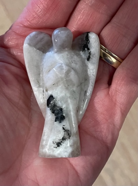 Maansteen (Regenboog) met zwarte Toermalijn - Engel 3: 5,7 x 3,3 x 1,5 cm - LeMUria Moedergodin - werkt kalmerend