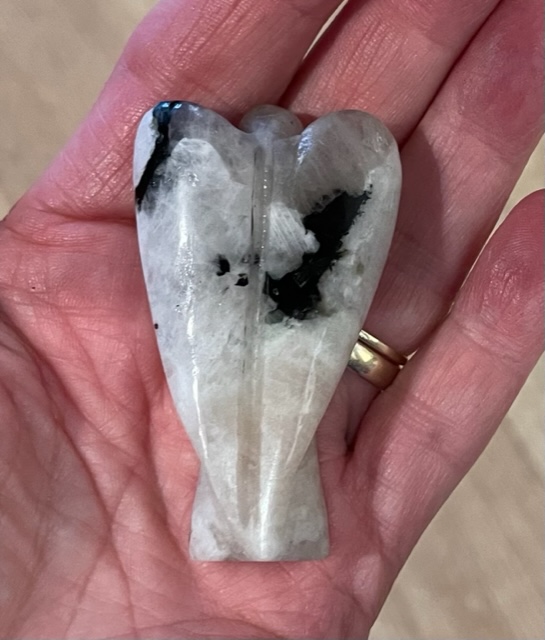 Maansteen (Regenboog) met zwarte Toermalijn - Engel 3: 5,7 x 3,3 x 1,5 cm - LeMUria Moedergodin - werkt kalmerend - Afbeelding 2