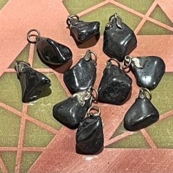 Hematiet - Hanger (wisselend rond: 2 x 1,5 cm): Beschermd worden door Moeder Kwan Yin Drakinnen