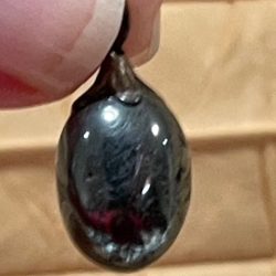 Hematiet - Hanger Ovaal (1,5 x 1,2 cm): Beschermd worden door Moeder Kwan Yin Drakinnen