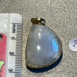 MAANSTEEN WIT HANGER 2 (Sri Lanka): Ingewijd als LEMURIA MOEDER MAYA IXCHEL hanger