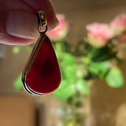 CARNEOOL HANGER 1 (Uruguay) - met Gouden opleg: Ingewijd als LEMURIA MARIA MAGDALENA hanger