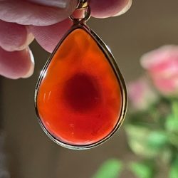 CARNEOOL HANGER 3 (Uruguay) - met Gouden opleg: Ingewijd als LEMURIA MARIA MAGDALENA hanger