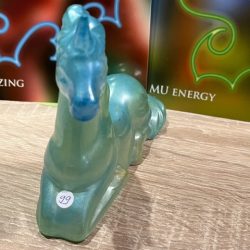 LeMUria Eenhoorn Blauw: Merliniet in Wit Seleniet - in beschermend kunsthars gegoten + MP3 26.37 min