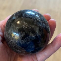 Arfedsoniet - Starseed - Astrofylliet Bol : 7 cm: Bevat LeMUria Sterrenzaad ingestraald vanuit verre Sterrenstelsels - incl standaard