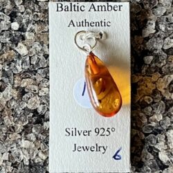 Barnsteen Hanger 6: uit Estland = Zonnegouden Baltic LeMUria Amber (1,4 x 0,7 cm)