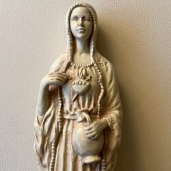 Albast Beeld van Maria Magdalena (WIT): 29,5x8,5x7,7 cm