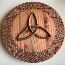 SYMBOOL BORD MET TRISKELIA KNOOP nr 2 - Douglas Spar Hout Ø 26 cm en 28 mm dik