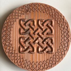 SYMBOOL BORD MET KELTISCHE DARA KNOOP nr 4 - Douglas Spar Hout Ø 26 cm en 28 mm dik