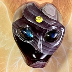 Fluoriet Alien met Labradoriet ogen 10: 8 x 6,5 x 7,5 cm - 552 gram