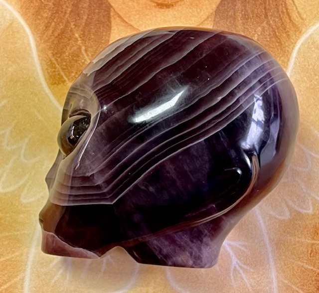 Fluoriet Alien met Labradoriet ogen 10: 8 x 6,5 x 7,5 cm - 552 gram - Afbeelding 4