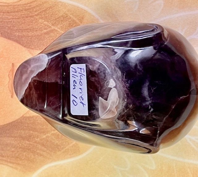 Fluoriet Alien met Labradoriet ogen 10: 8 x 6,5 x 7,5 cm - 552 gram - Afbeelding 3